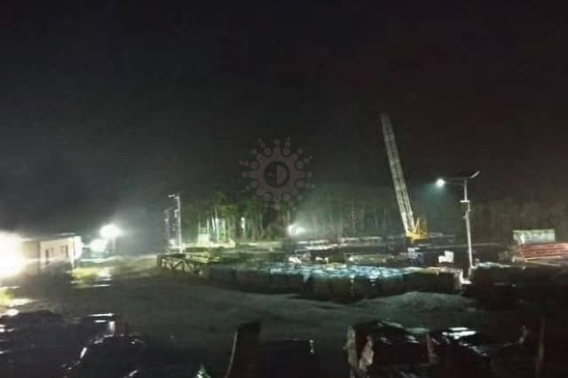 Farolas solares en obra en construcción en la isla