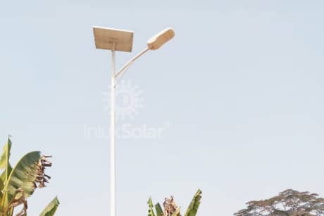 Farolas solares en la frontera urbano-rural