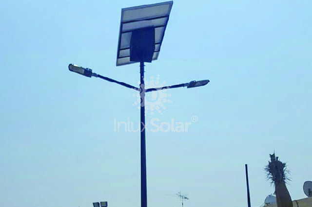 Alumbrado público solar frente al ayuntamiento